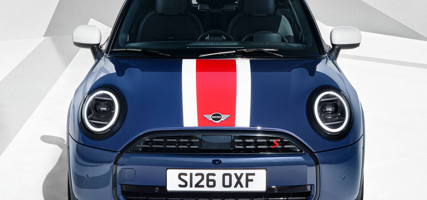 Primer plano del gráfico del capó delantero del MINI Cooper Oxford Edition