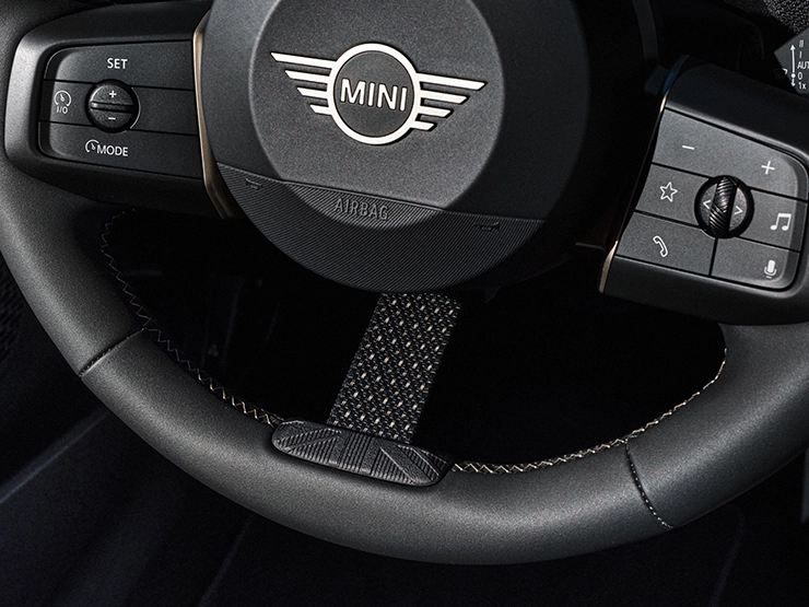 Primer plano del volante del MINI Cooper Oxford Edition.