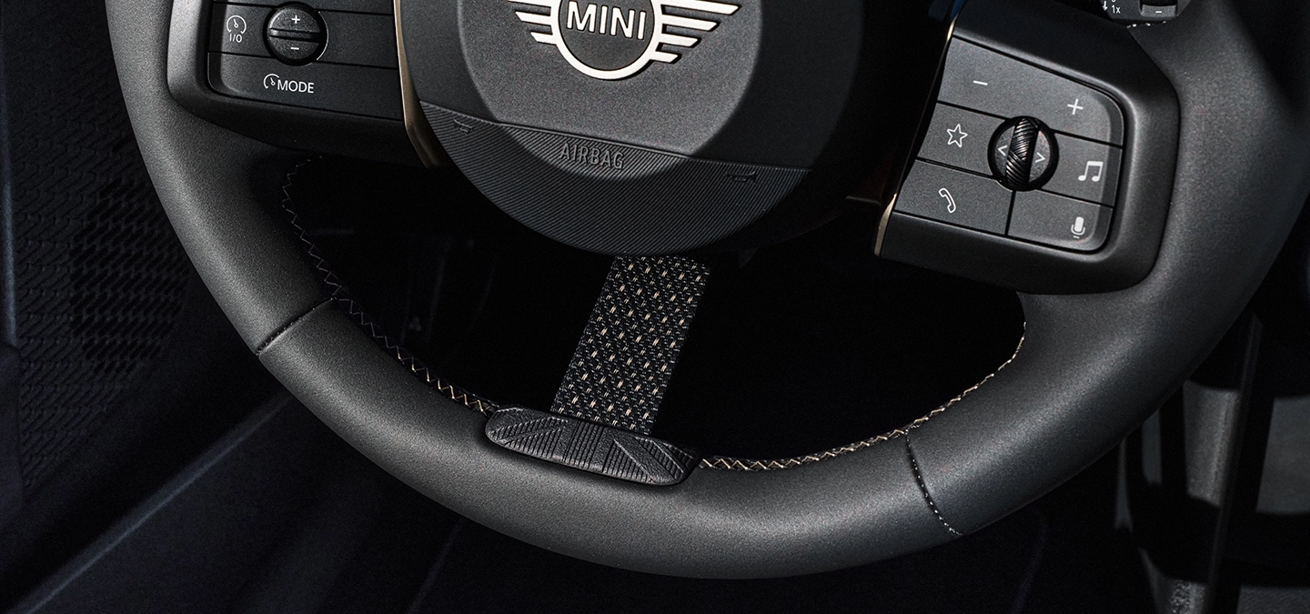 Primer plano del volante del MINI Cooper Oxford Edition.