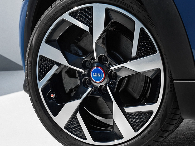 Primer plano de las llantas del MINI Cooper Oxford Edition.