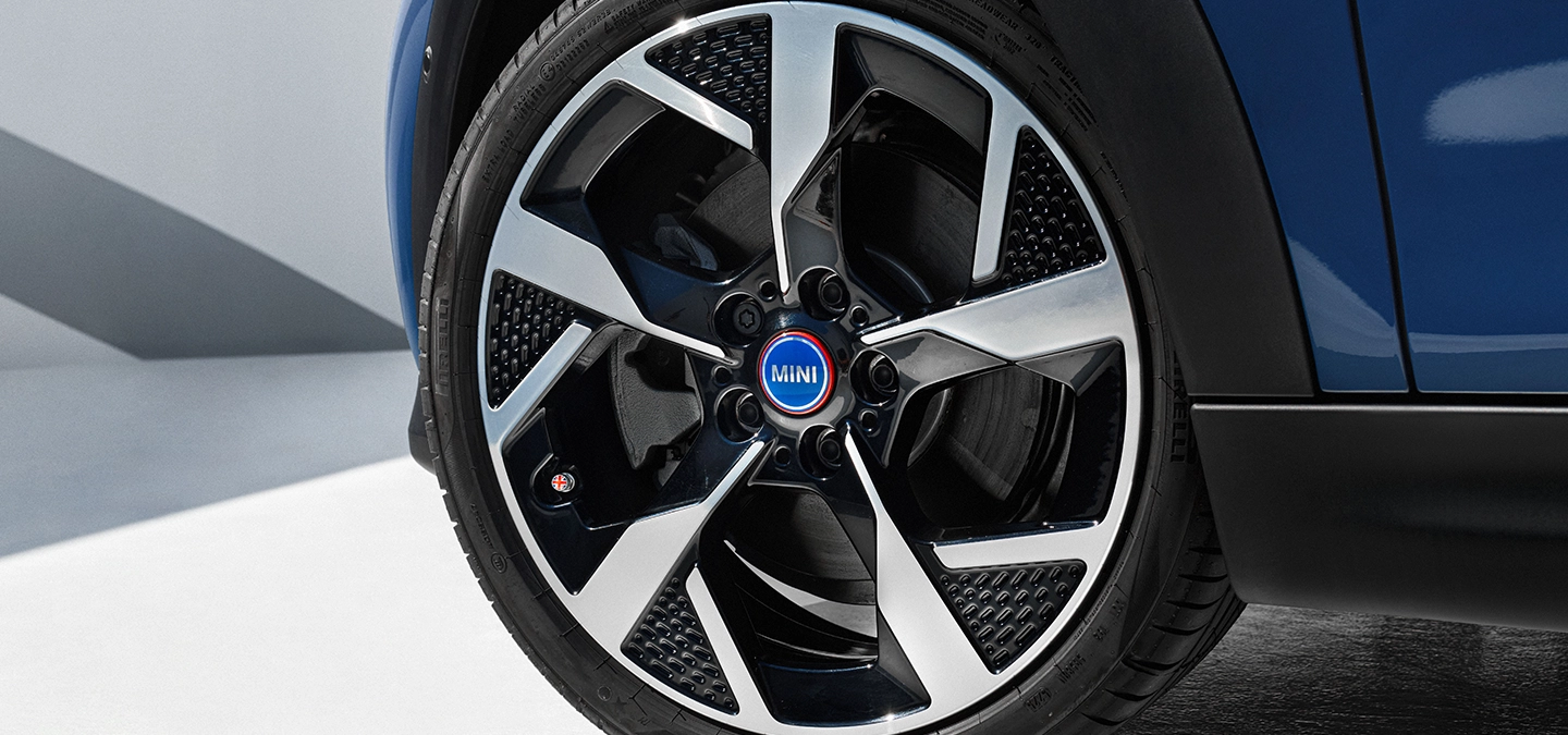 Primer plano de las llantas del MINI Cooper Oxford Edition.