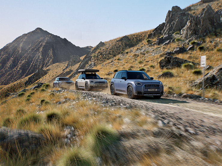 Imagen de varios modelos MINI Countryman Untamed Edition en conducción de montaña fuera de carretera.