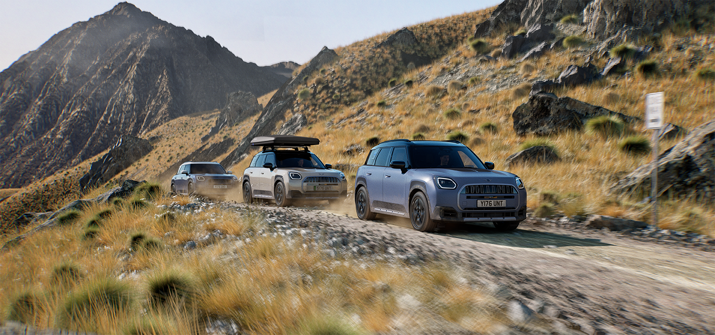 Imagen de varios modelos MINI Countryman Untamed Edition en conducción de montaña fuera de carretera.