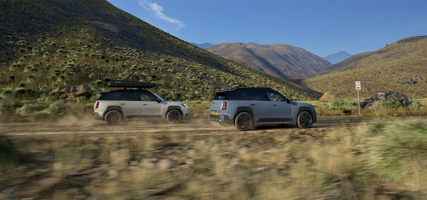 Imagen de dos MINI Countryman Untamed Edition circulando, vistos desde atrás.