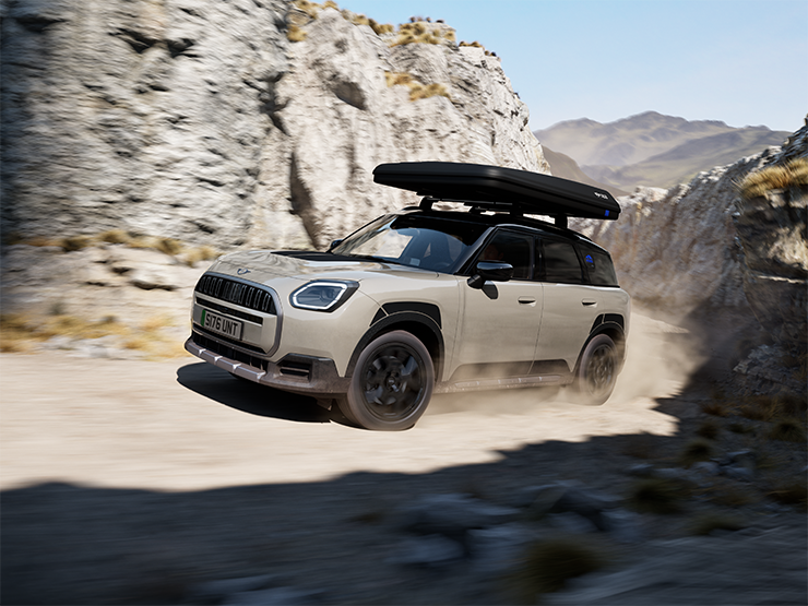 Imagen frontal del MINI Countryman Untamed Edition en marcha.