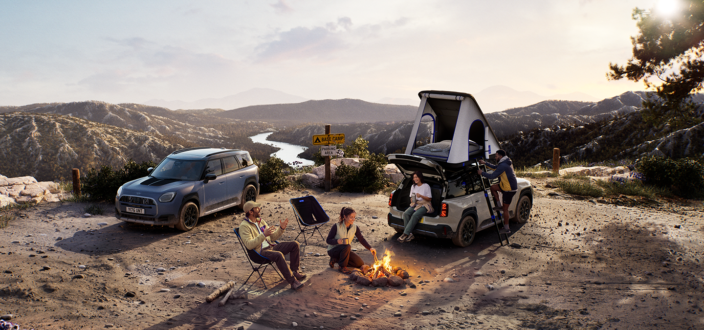 Imagen de dos vehículos MINI Countryman Untamed Edition en una montaña al atardecer.