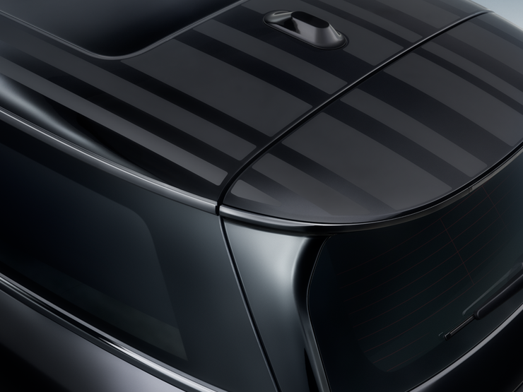 Primer plano de la capota negra en contraste de un MINI Paul Smith Edition con una interpretación única de las rayas