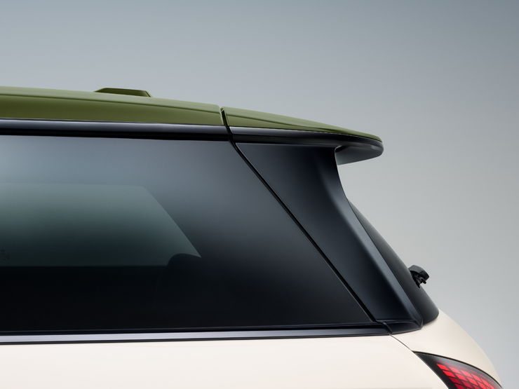 Vista lateral cercana de la capota en contraste de un MINI Paul Smith en Nottingham Green