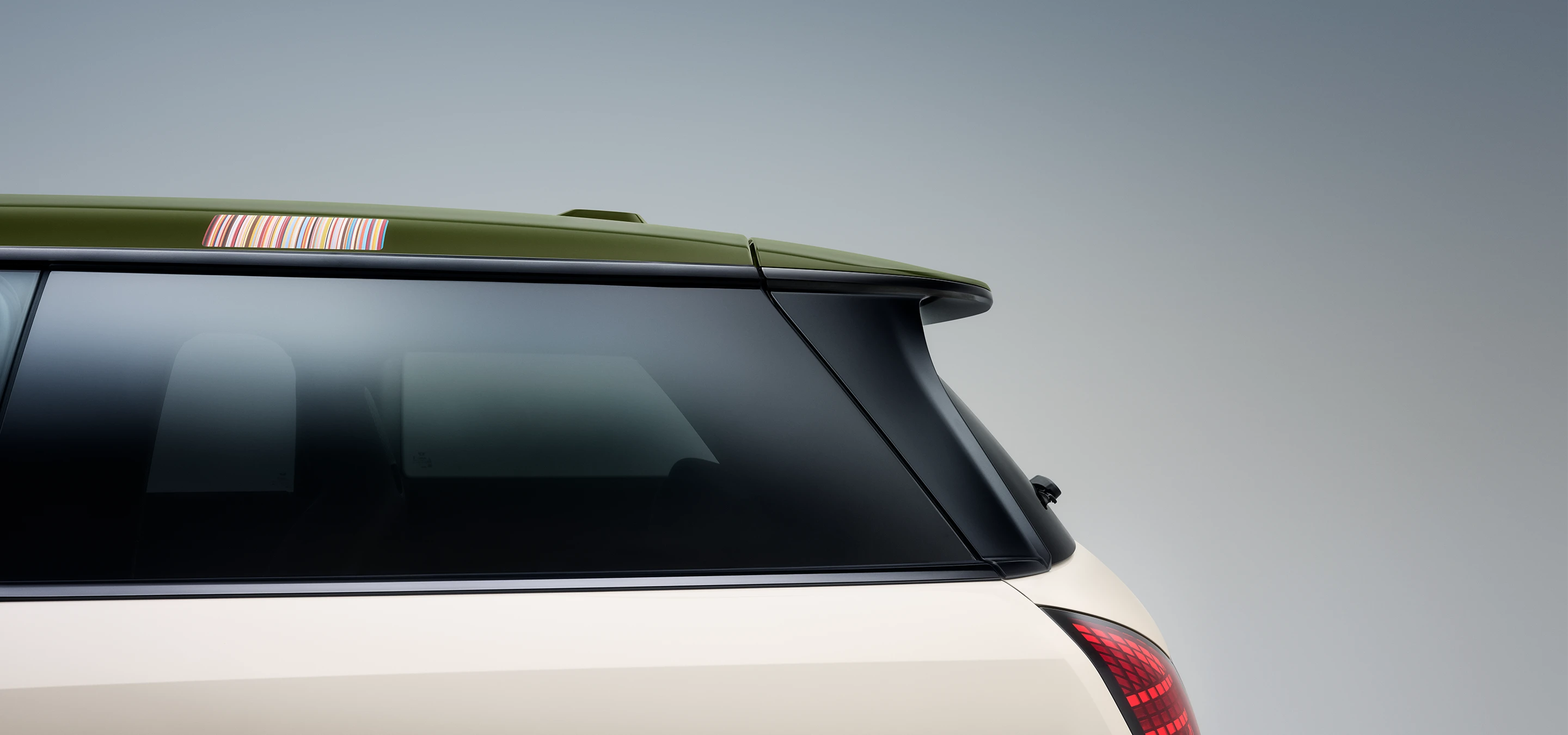 Vista lateral cercana de la capota en contraste de un MINI Paul Smith en Nottingham Green