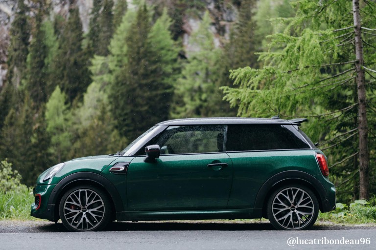 MINI John Cooper Works GP – rojo y negro – vista lateral