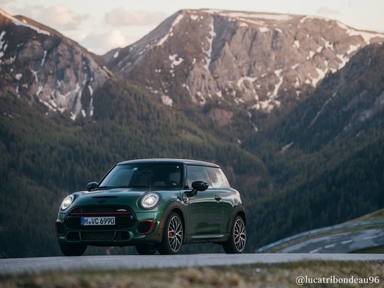 MINI John Cooper Works 3 puertas – verde y negro – imagen de @lucatribondeau96