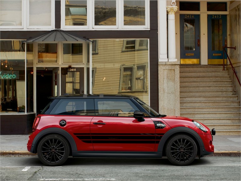 MINI Hatch de tres puertas, rojo y negro, ruedas y neumáticos