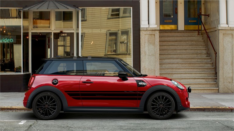 MINI Hatch de tres puertas, rojo y negro, ruedas y neumáticos