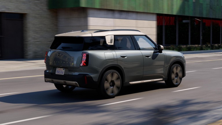 MINI Countryman eléctrico en la carretera.