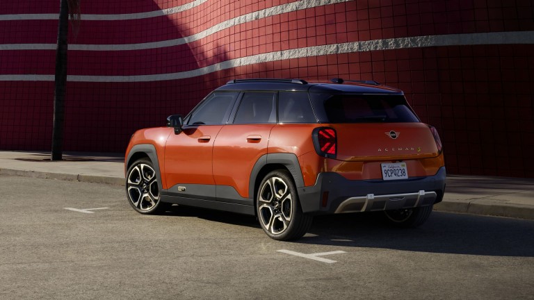 MINI Aceman estacionado.