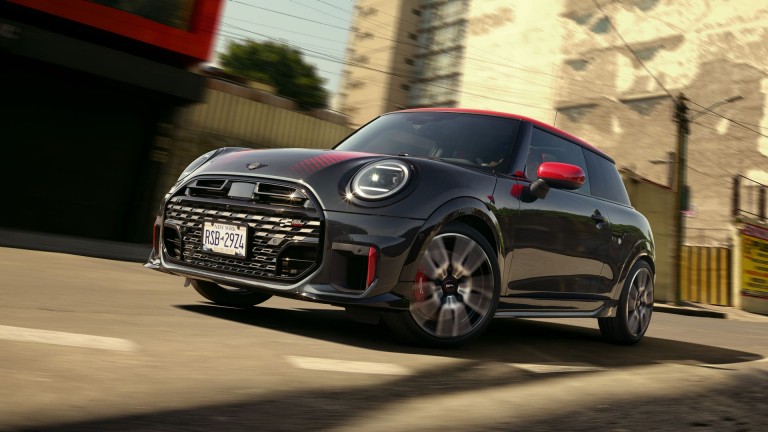 MINI John Cooper Works en la carretera.
