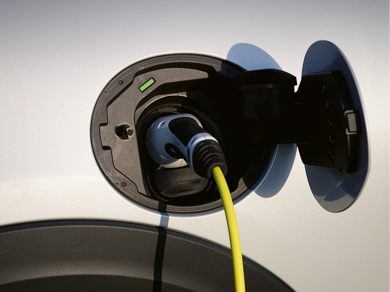 mini electromobility - autonomía - toma de corriente