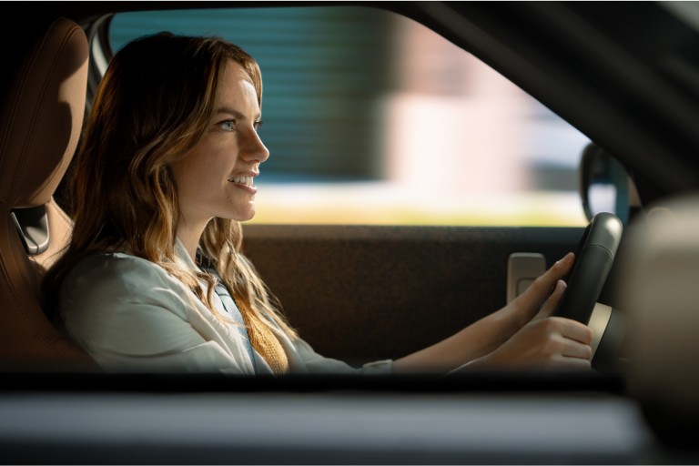Mujer conduciendo un MINI