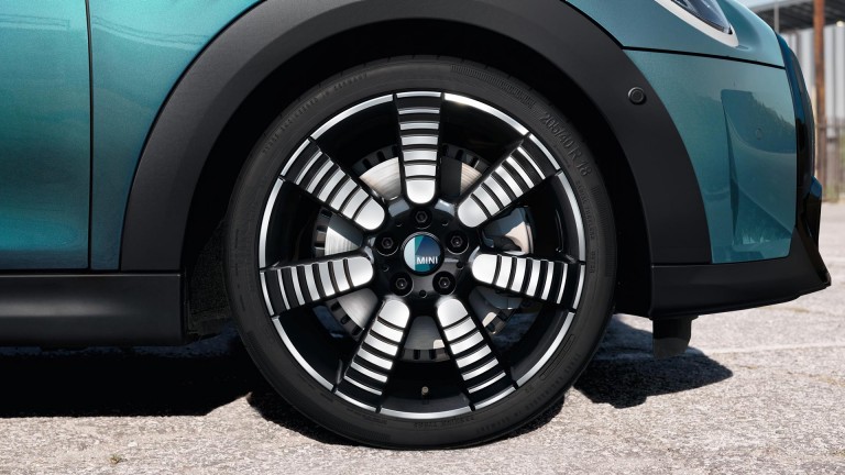 MINI Cabrio Seaside Edition - Pulse Spoke de 18” en bitono - Cubierta de llanta
