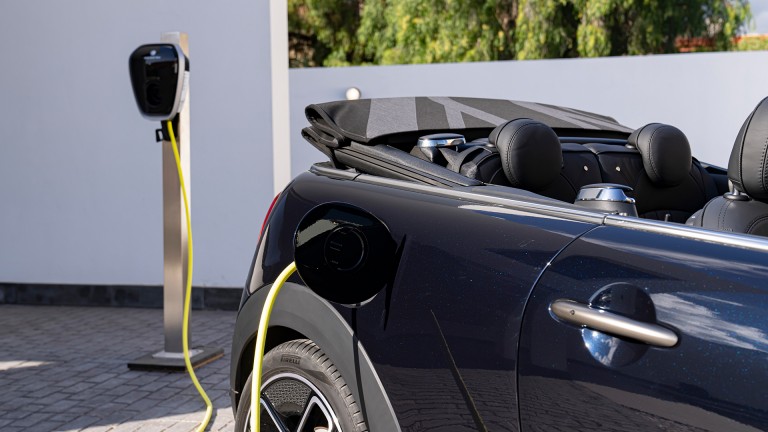 MINI Cabrio 100% eléctrico - Puerto de carga