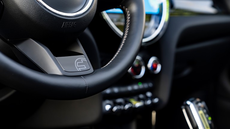 MINI Cabrio 100% eléctrico - Volante con emblema Electric