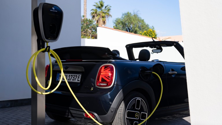 MINI Cabrio 100% eléctrico - Vista trasera con Wallbox