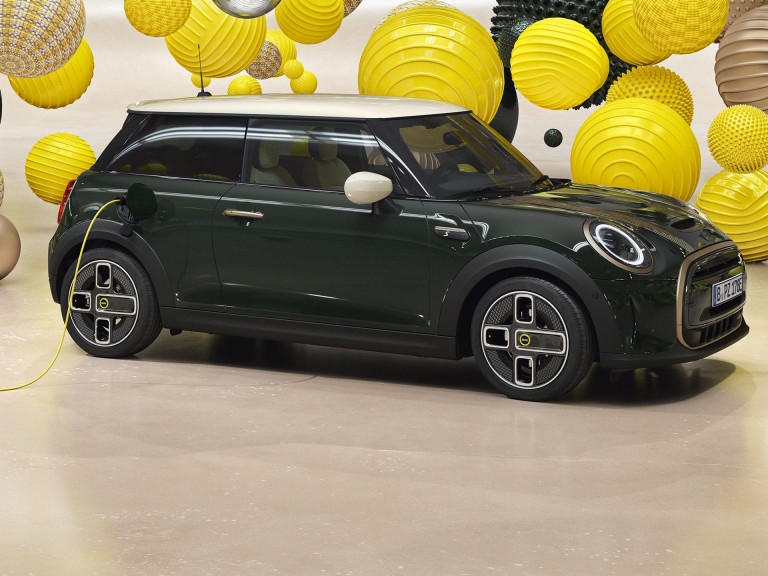 MINI Resolute Edition completamente eléctrico – carga – Rebel Green