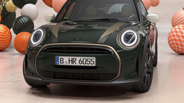 MINI Resolute Edition – Color de la carrocería Rebel Green – líneas en el capó