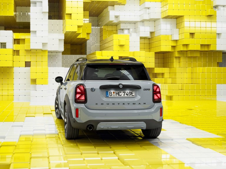 Híbrido enchufable MINI Countryman Untamed Edition – lateral– carga