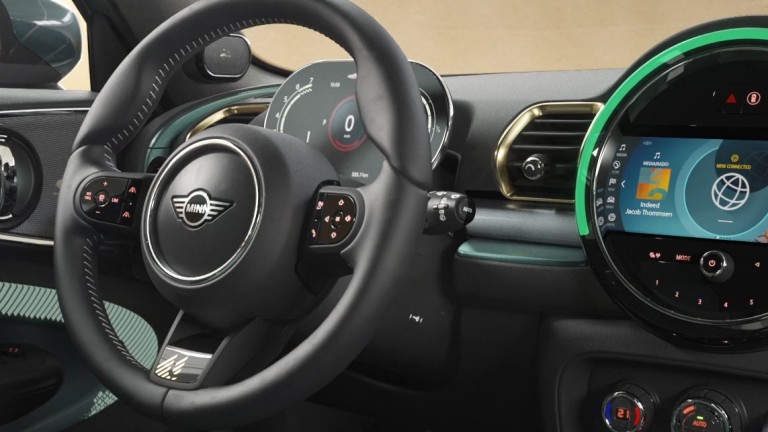 MINI Clubman Untold Edition – MINI JCW Clubman Untold Edition – insignia del volante