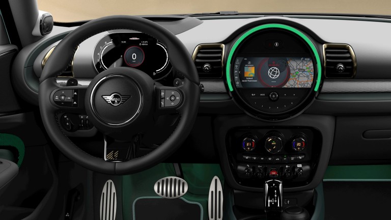 MINI Clubman Untold Edition – vista del interior de la cabina– paquetes de comodidad y tecnología