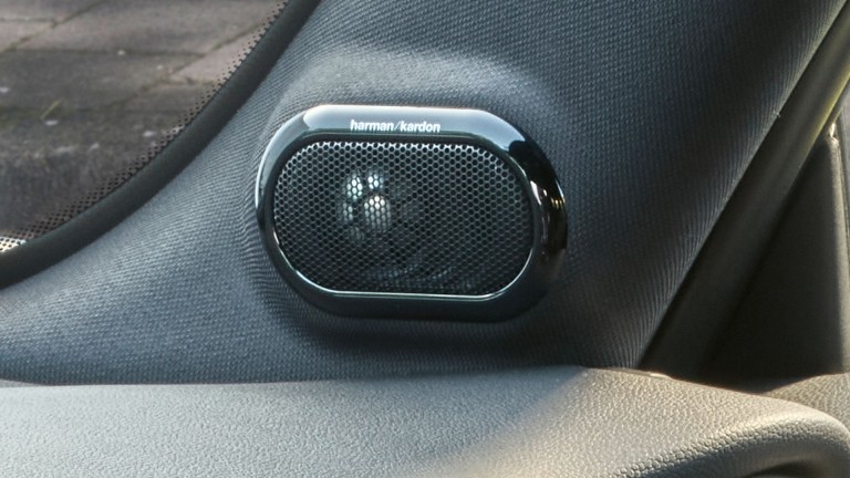 MINI Clubman Untold Edition - accesorios - altavoz Harman Kardon