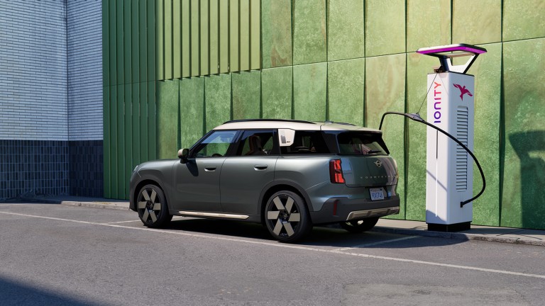 Electromovilidad MINI - recarga - U25E en estación de recarga