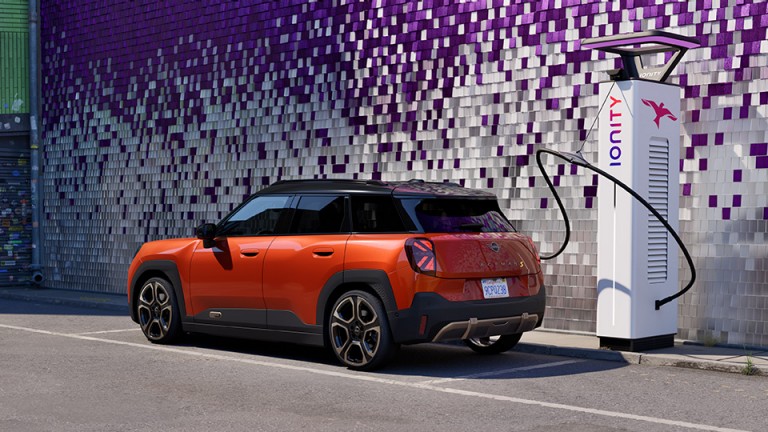 Electromovilidad MINI - MINI Aceman en la estación de carga
