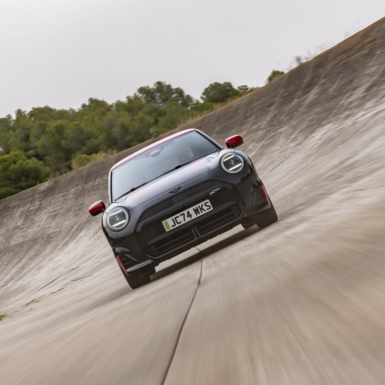 MINI JCW eléctrico sobre el asfalto