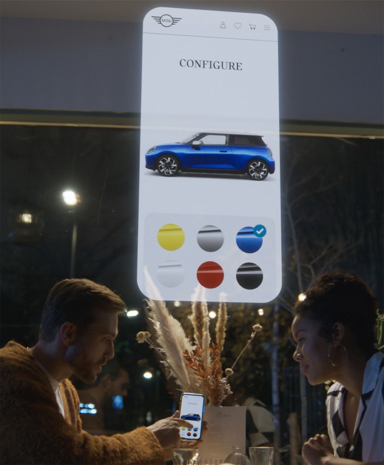 MINI pareja comprando