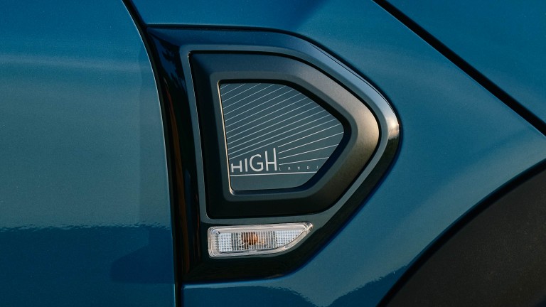 Detailansicht der MINI Highlands Edition Side Scuttle mit Highlands-Emblem 