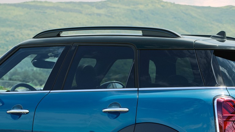 Die getönten Heckscheiben und die Dachreling der MINI Highlands Edition