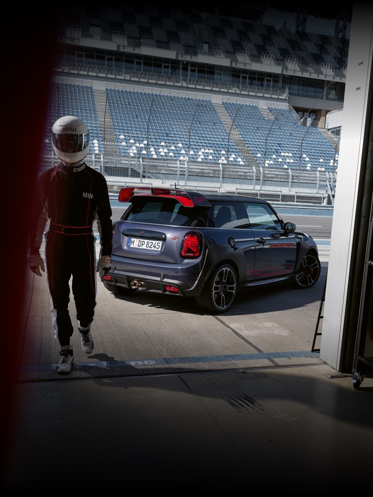 MINI John Cooper Works GP – vista lateral y trasera – circuito