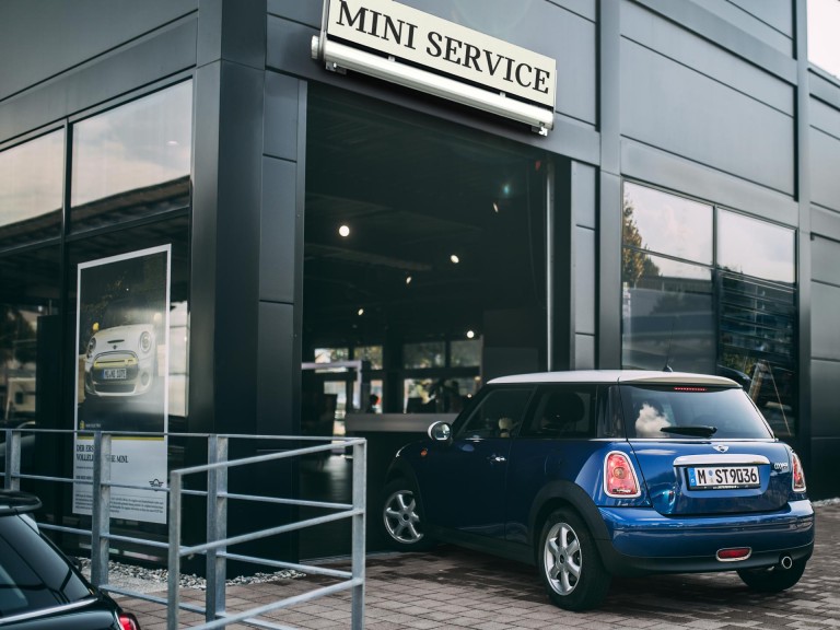 MINI Service – un 3 puertas Hatch accede al local de servicio