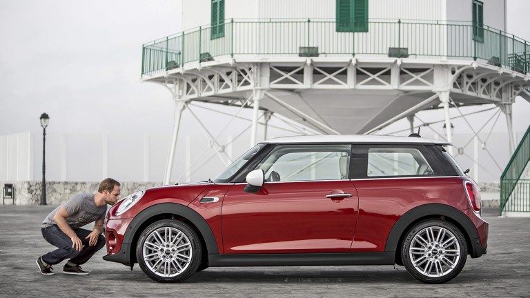 MINI 3 puertas Hatch - rojo - vista lateral
